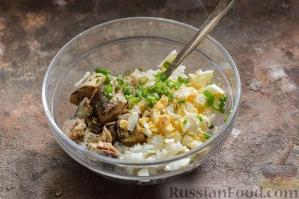 Фаршированные перцы с рисом, консервированными сардинами и варёным яйцом