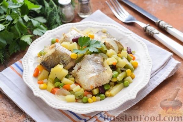 Рыба, тушенная с замороженными овощами и картофелем (в мультиварке)