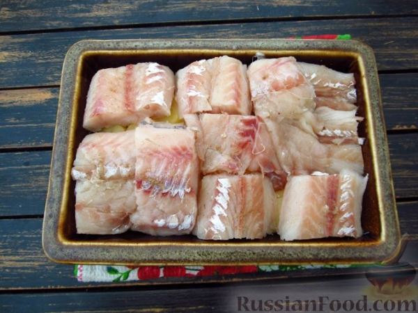 Рыба, запечённая с картошкой, в луково-сливочном соусе