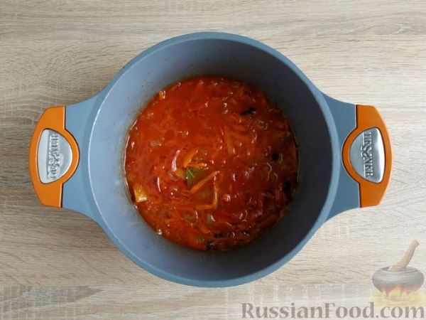 Сельдь, тушенная с овощами в томатном соусе