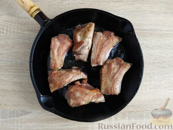 Свиные рёбрышки, тушенные с картошкой и консервированным горошком