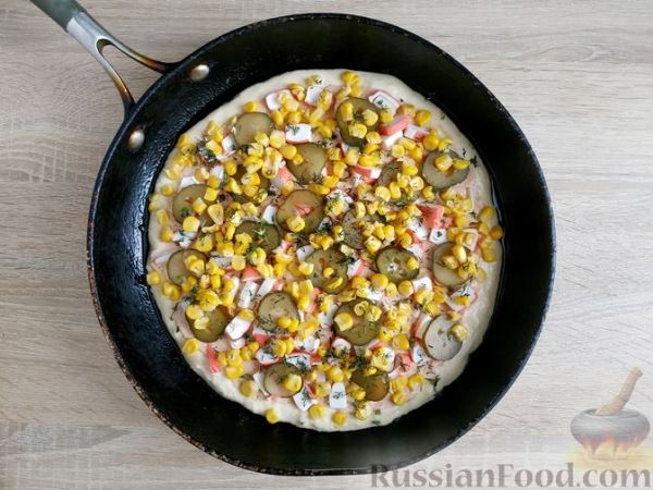 Пицца на сковороде, с крабовыми палочками и кукурузой