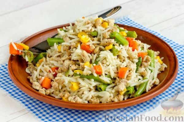 Рис с фаршем и замороженными овощами