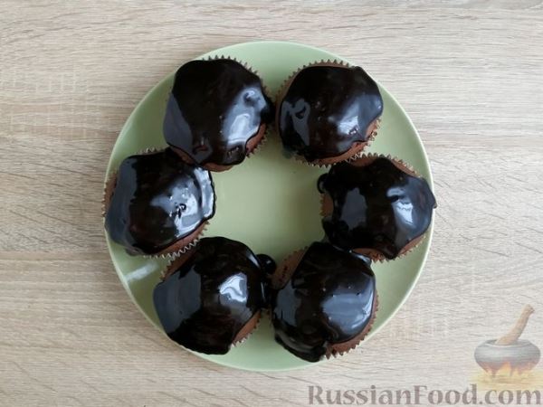 Шоколадные кексы с изюмом, глазурью и кокосовой посыпкой